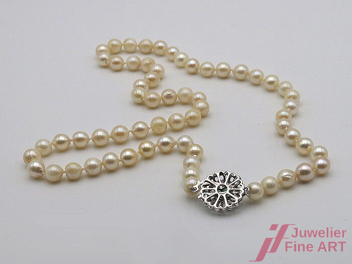 Perlenkette 62 Akoya-Zuchtperlen Ø 7,7 mm 18K WG - 7 Smaragde - 43,8 g - 56 cm