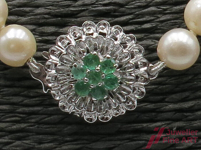 Perlenkette 62 Akoya-Zuchtperlen Ø 7,7 mm 18K WG - 7 Smaragde - 43,8 g - 56 cm