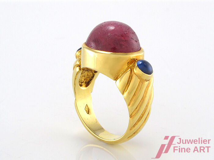 Ring - 1 roter Turmalin + 2 Saphire in 585/14K Gelbgold - Gr. 53 - 9,7 g