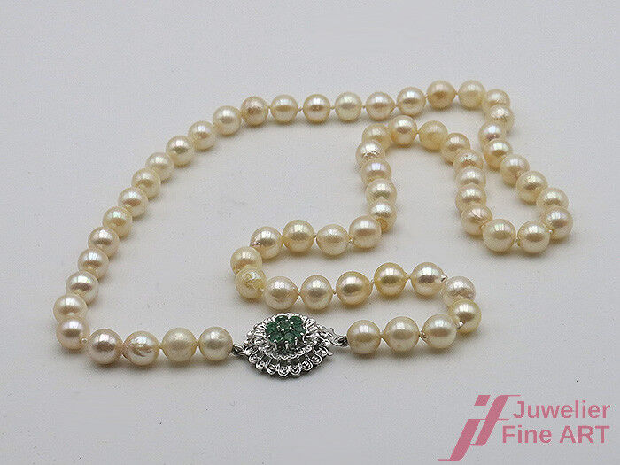 Perlenkette 62 Akoya-Zuchtperlen Ø 7,7 mm 18K WG - 7 Smaragde - 43,8 g - 56 cm
