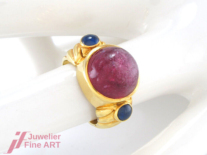 Ring - 1 roter Turmalin + 2 Saphire in 585/14K Gelbgold - Gr. 53 - 9,7 g