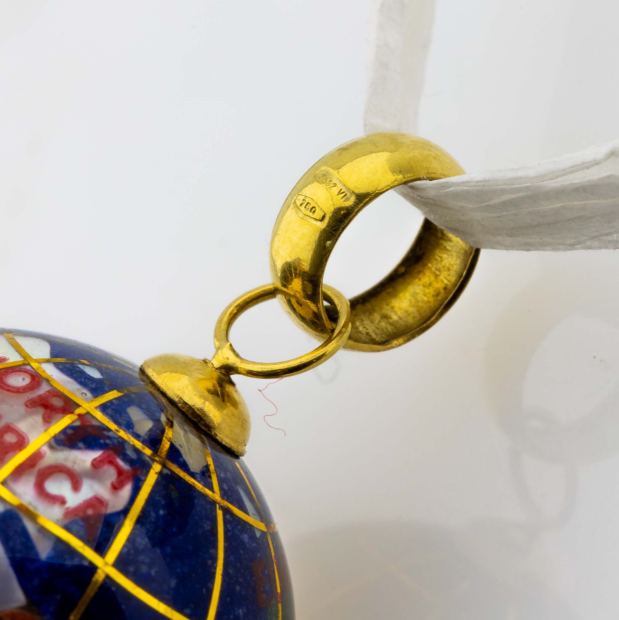 Globus-Anhänger 750/18K Gelbgold aus blauer Emaille und Perlmutt L. 2,5cm 7,39g